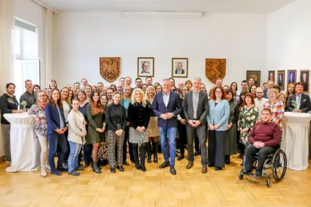 Rund 60 Personen auf einem Gruppenbild