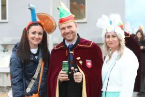 Zwei Frauen und ein Mann in Faschingskostümen