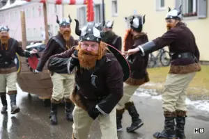 Trofaiach feierte kunterbunt Faschingsszene: Männer in Wikingerkostümen ziehen ein Boot