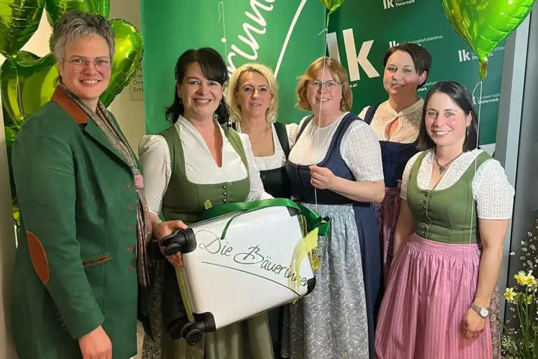 Sechs Frauen in Tracht