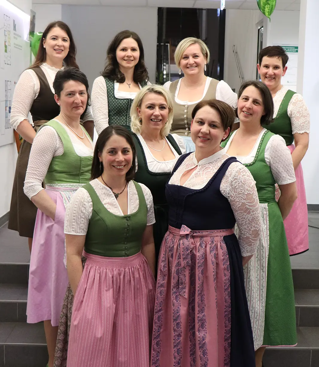 Neun Frauen in Tracht