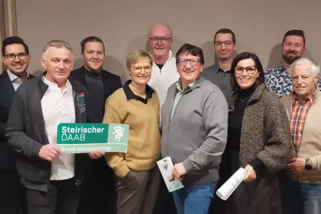 Eine Gruppe von Personen mit einem Schild