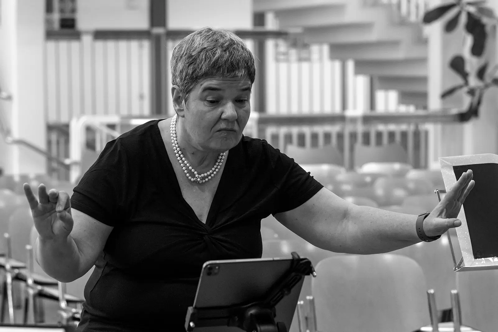 Eine Frau mit kurzen Haaren beim Dirigieren