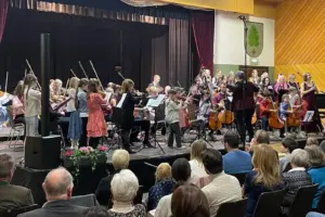 Valentinskonzert in Birkfeld Ein Orchester mit vielen Kindern vor Publikum auf einer Bühne