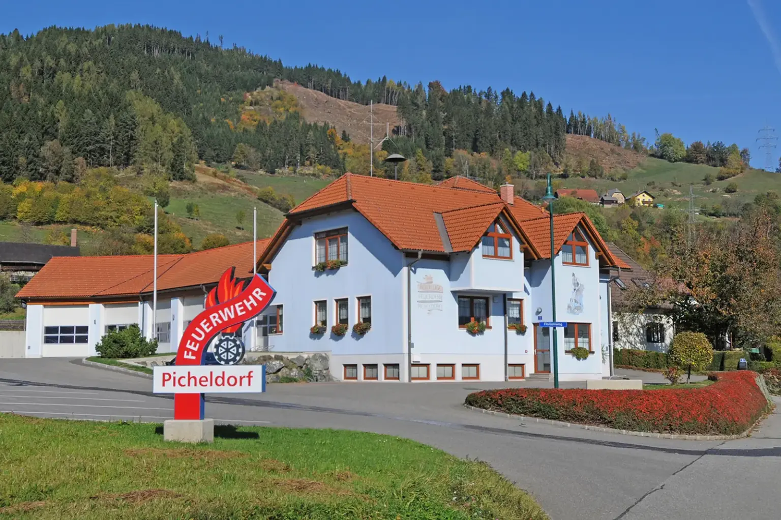 Ein Haus mit einem Feuerwehrschild davor