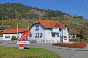 Ein Haus mit einem Feuerwehrschild davor