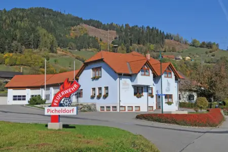 Investitionen und Förderungen in der Stadt Bruck Ein Haus mit einem Feuerwehrschild davor