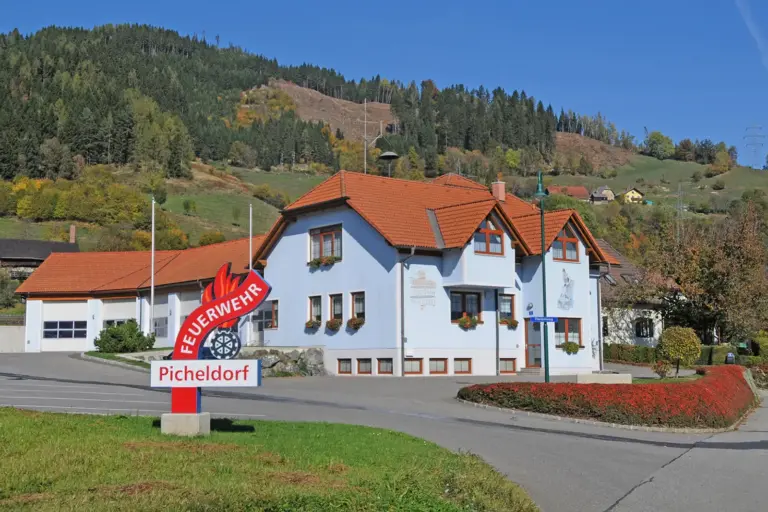 Ein Haus mit einem Feuerwehrschild davor