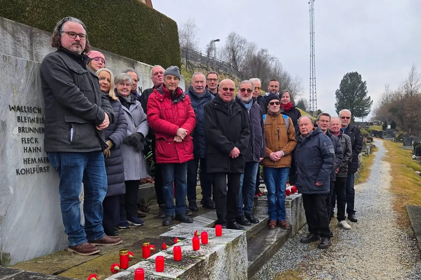 Eine Gruppe von Personen auf einem Friedhof