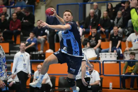 Schweres Los für BT-Füchse-Damen im Halbfinale Ein Mann mit einem Handball in der Hand springt in einer Sporthalle.