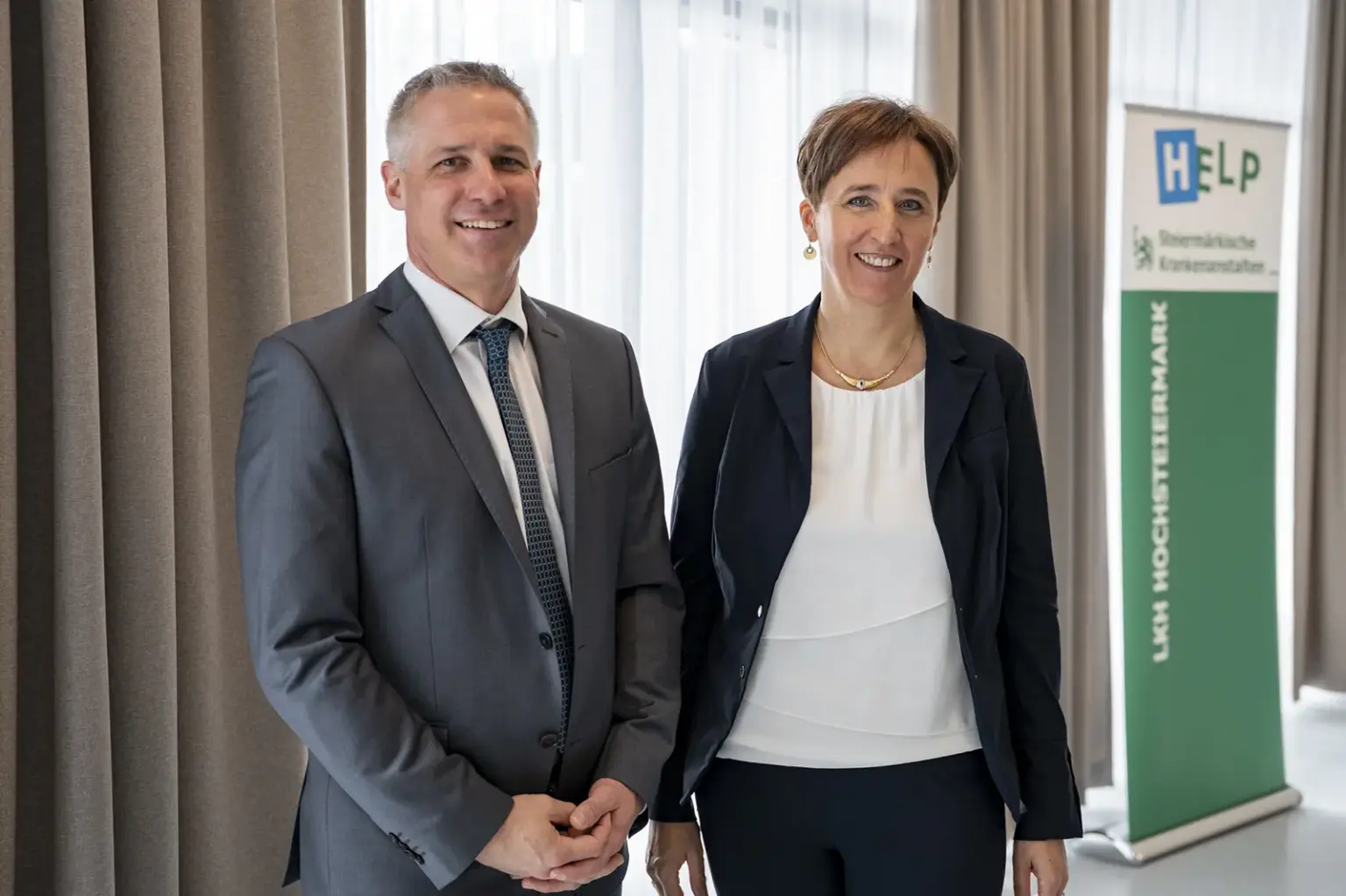 Ein Mann und eine Frau stehen nebeneinander.