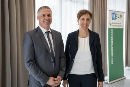 Ein Mann und eine Frau stehen nebeneinander.