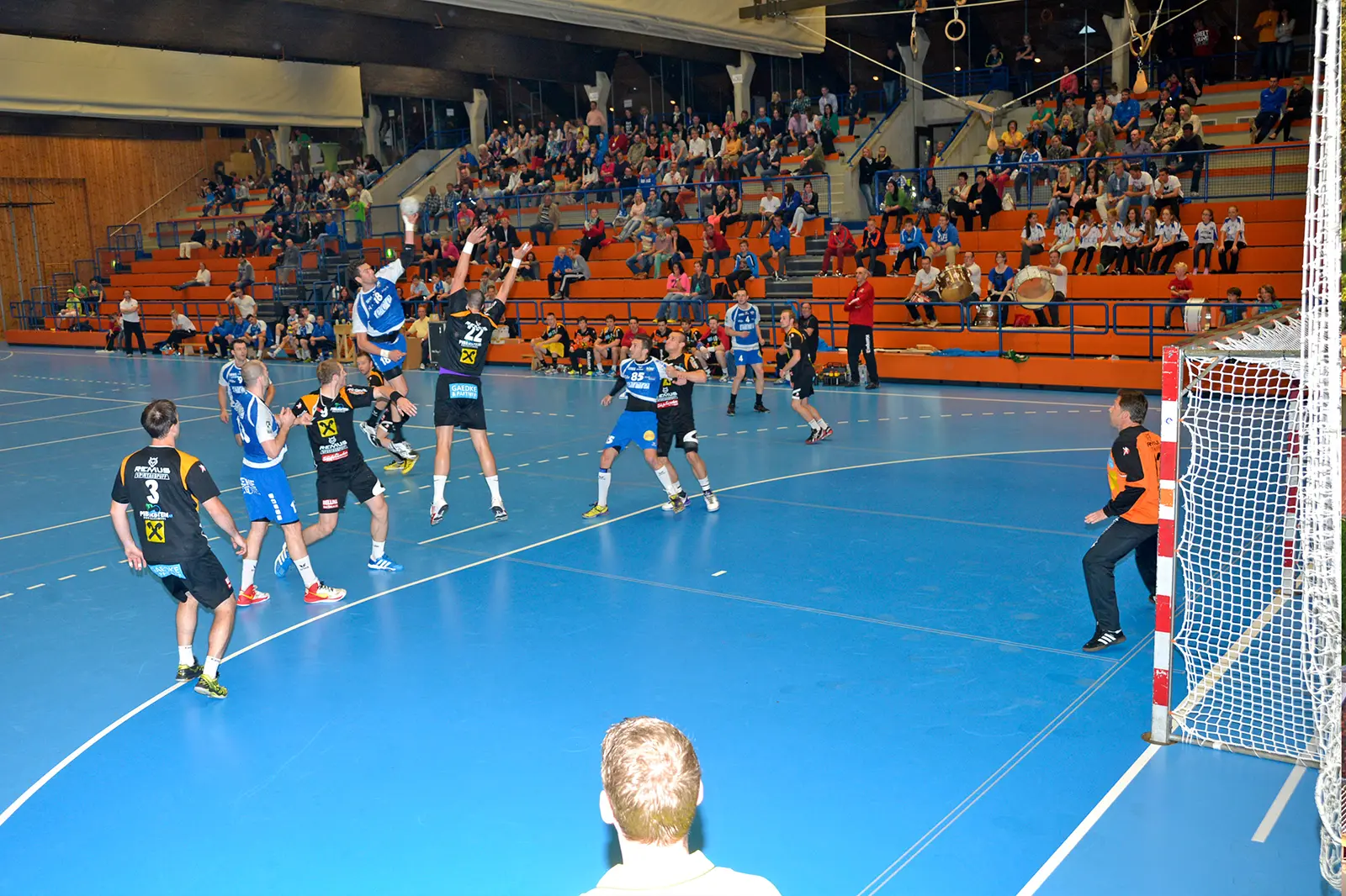 Ein Handballspiel in einer Halle vor Publikum