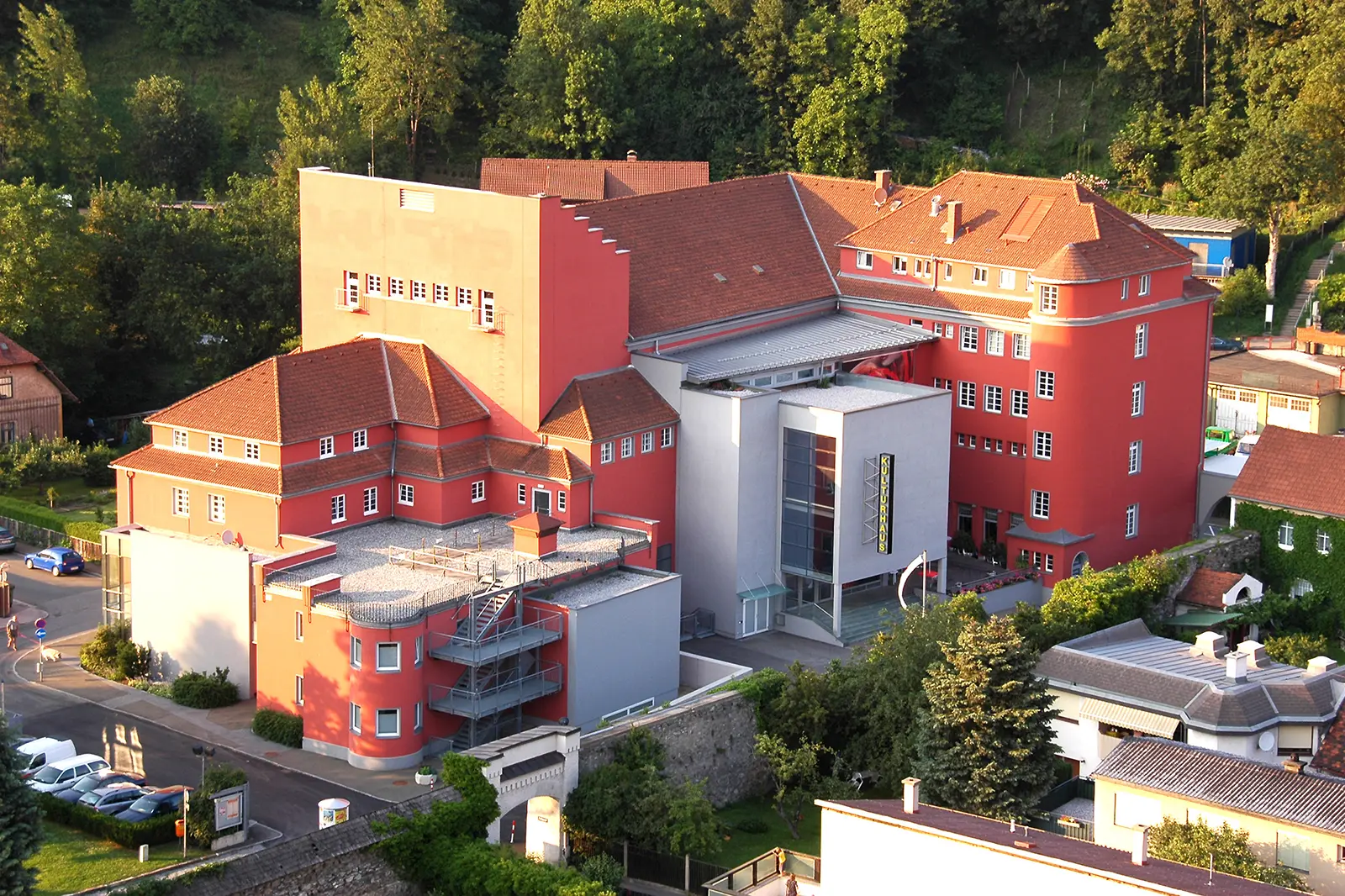 Ein großer rot-weißer Gebäudekomplex