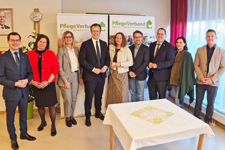 Tageszentrum in Bruck neu eröffnet Neun Personen in einer Reihe