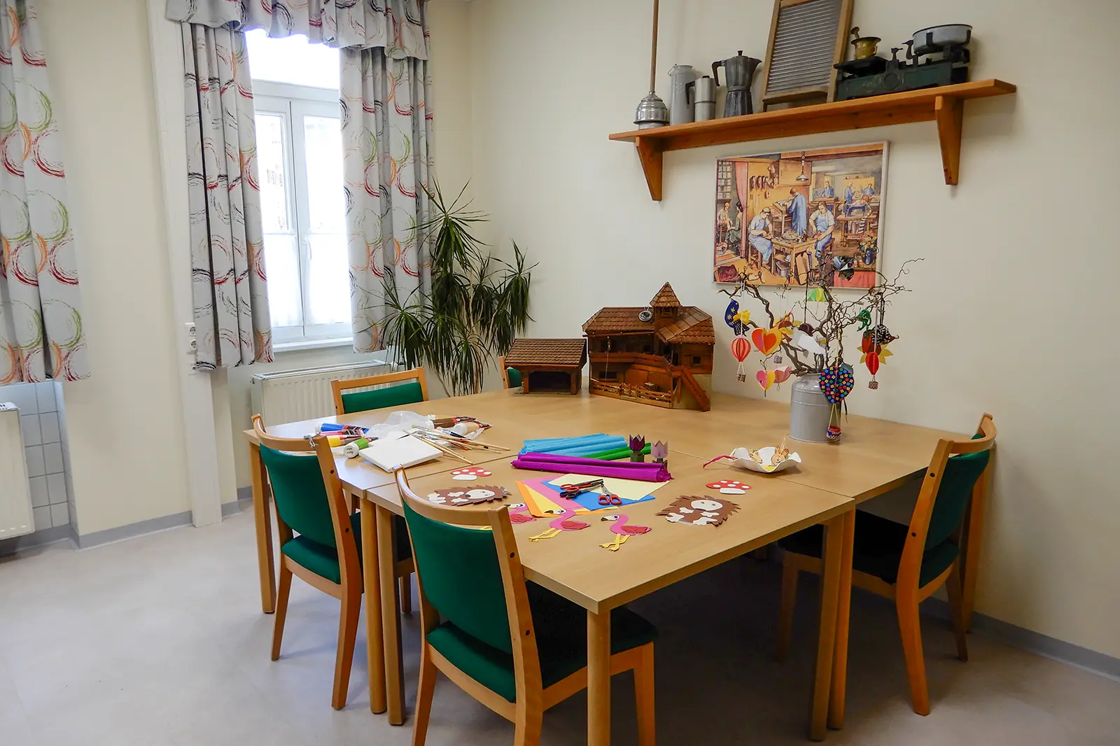 Ein Tisch mit Bastelrequisiten in einem hübsch eingerichteten Raum