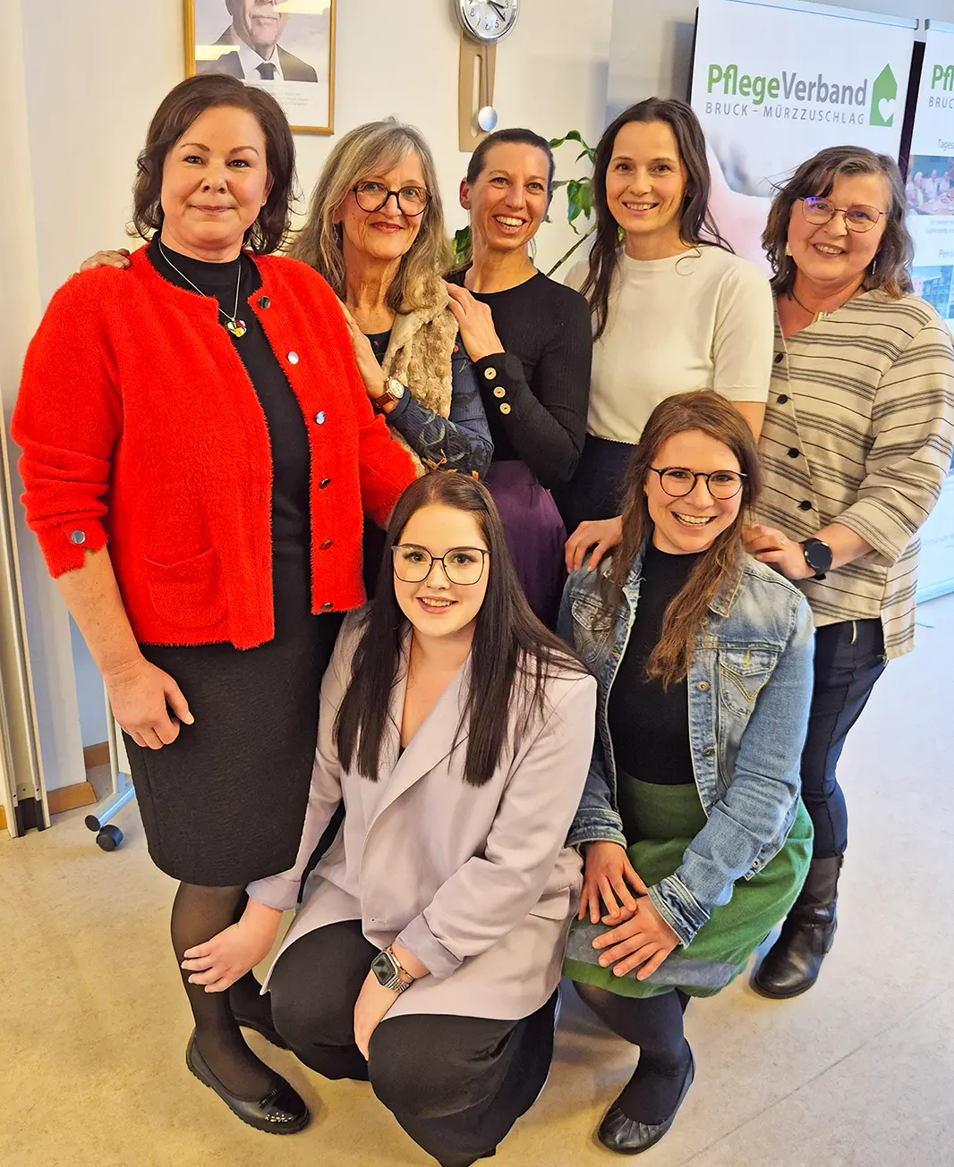 Sieben Frauen posieren in einer kleinen Gruppe