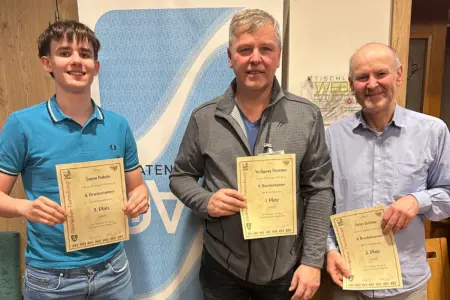 Fünftes Brucker Tarockturnier Drei Männer mit Urkunden