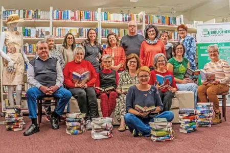 Krimiabend und Vortragsreihe in der Brucker Bücherei Ein Gruppe von Personen inmitten von vielen Büchern