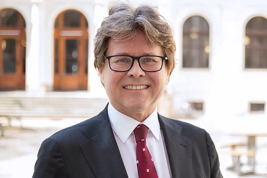 Ein Mann mit Brille und Krawatte