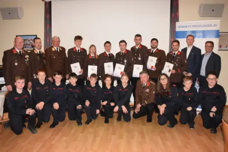 Feuerwehr Picheldorf zog Jahresbilanz Eine Gruppe von Personen in Uniform, einige halten Urkunden