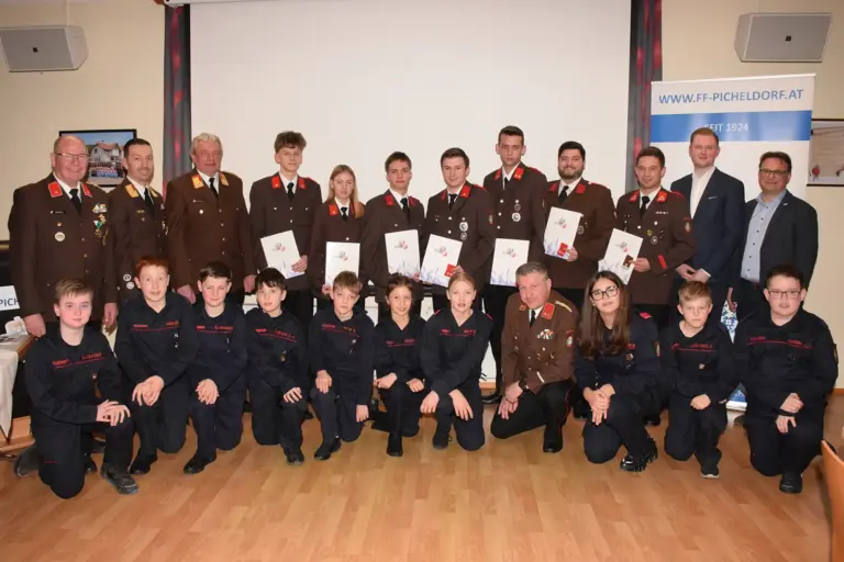 Eine Gruppe von Personen in Uniform, einige halten Urkunden