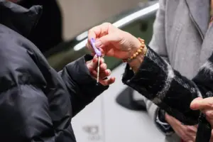 Eine Hand übergibt einer anderen einen Schlüssel