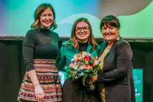 Trofaiacherin führt die Junge Volkspartei an Drei lächelnde Frauen auf einer Bühne