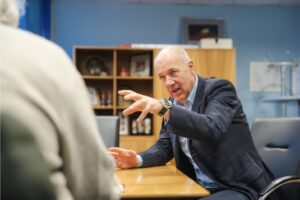 Harald Holzgruber erklärt sehr anschaulich seine „stahlharte“ Welt. Foto: Ekaterina Paller