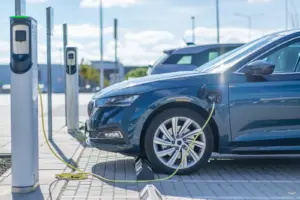 Elektro und Hybrid überholen Verbrenner Ein Auto steht an einer elektrischen Ladestation