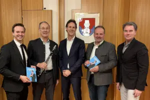 Fünf Männer mit Büchern und einer Klarinette