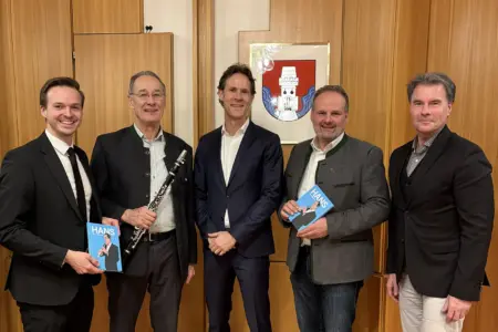 Ein Buch über Johann Hindler Fünf Männer mit Büchern und einer Klarinette