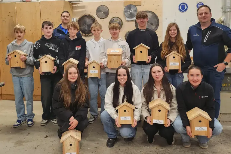 Zwei lehrreiche Exkursionen Eine Gruppe von Jugendlichen mit Nistkästen