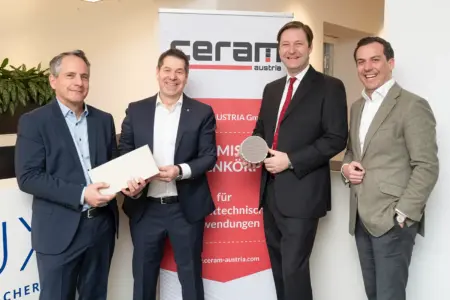 Mayr-Melnhof steigt bei Keramikhersteller ein Vier lächelnde Männer in Anzügen
