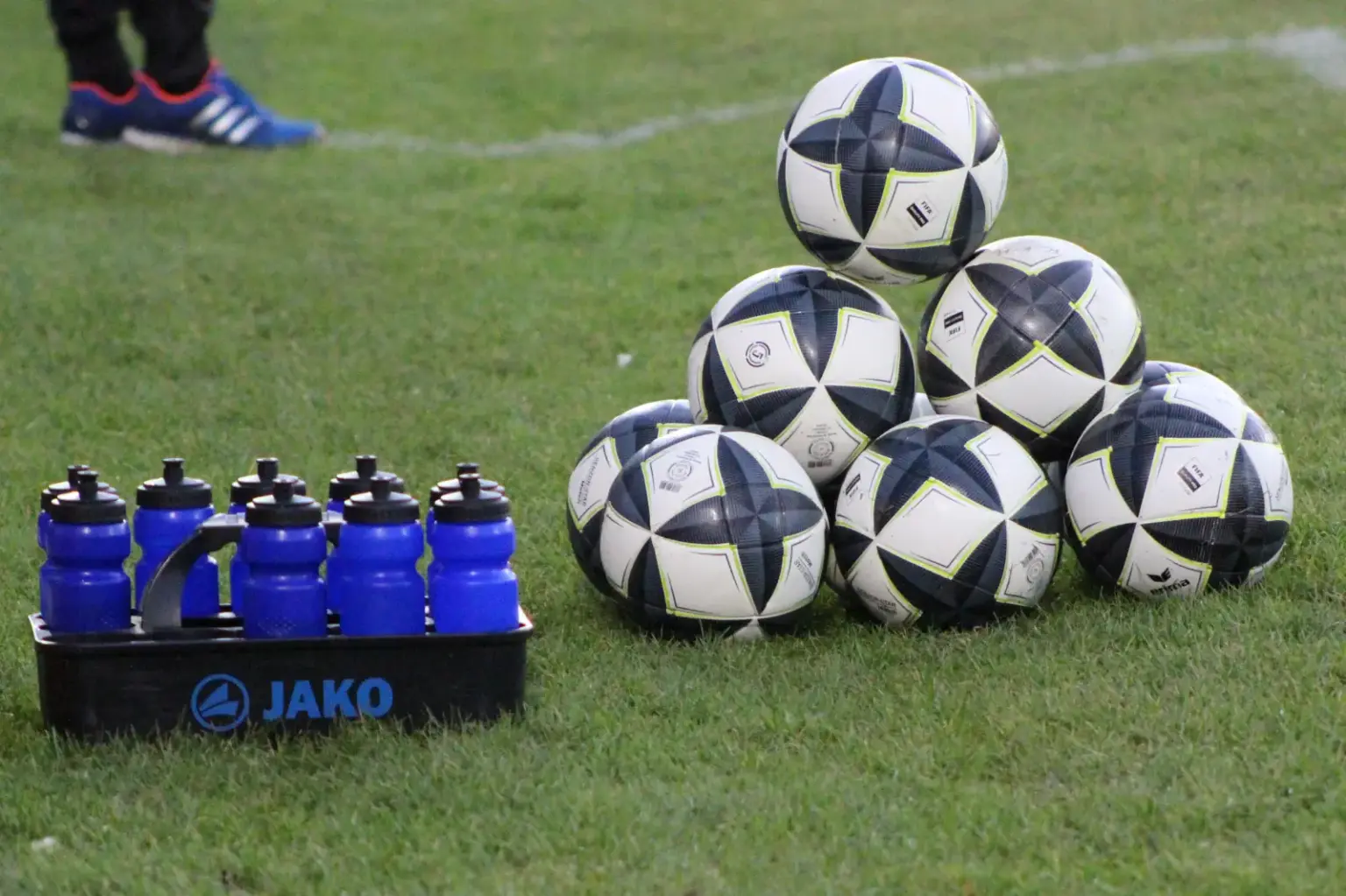 Trinklaschen und neun Fußbälle