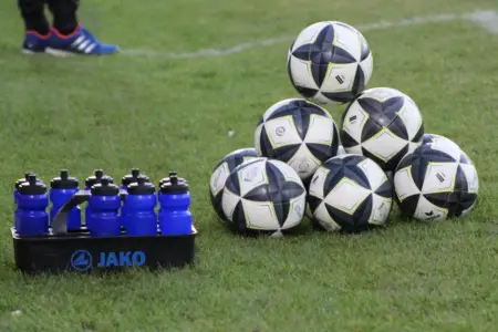 Trinklaschen und neun Fußbälle