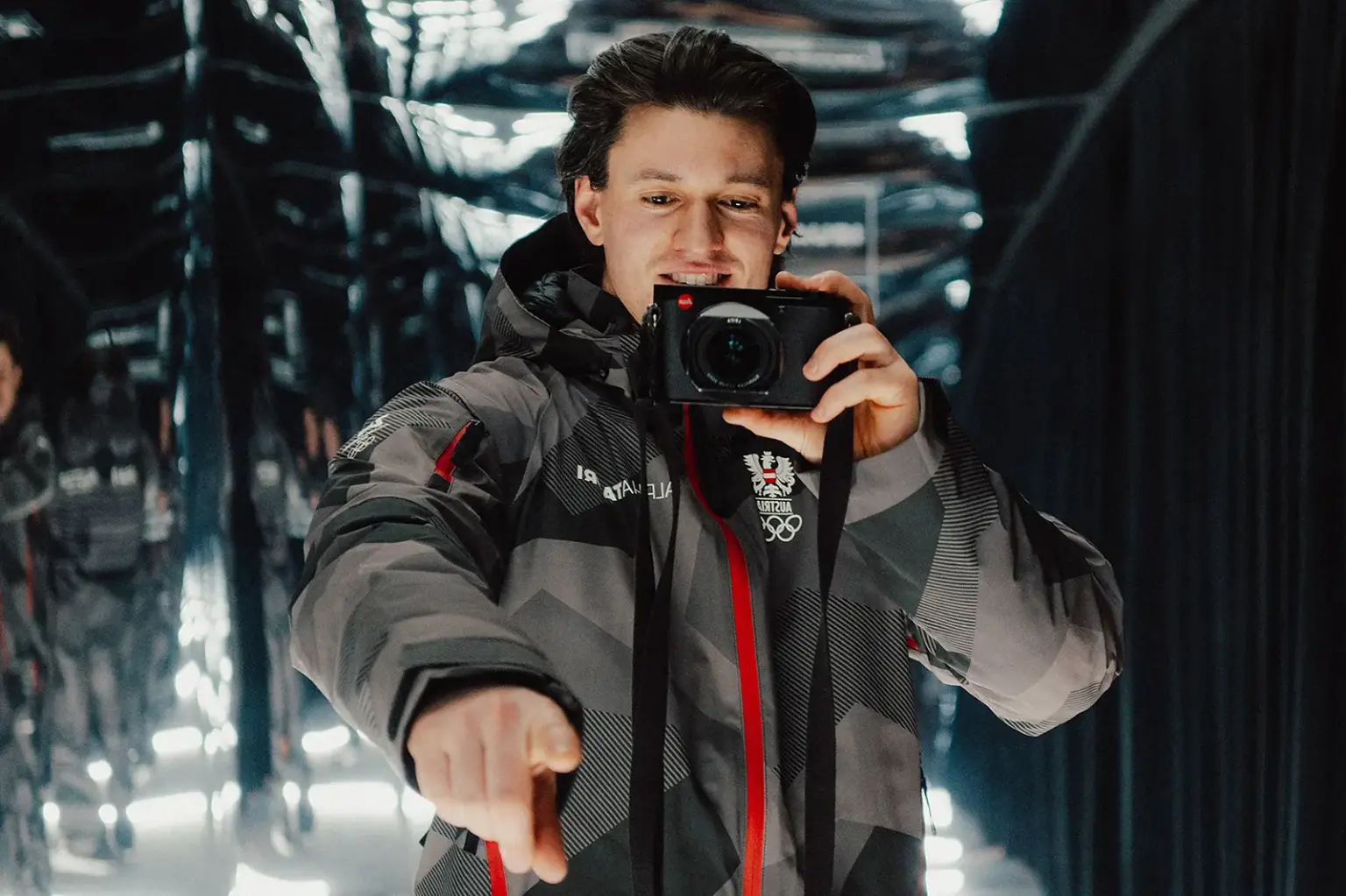 Ein Mürzzuschlager im olympischen Eiskanal Ein Mann steht mit einer Kamera in der Hand vor einem Spiegel.