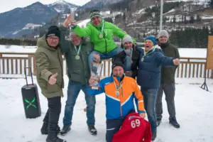 Eine Gruppe von Männern mit einem Pokal auf der Eisbahn