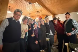 Eine Gruppe von Personen posiert in Faschingskostümen