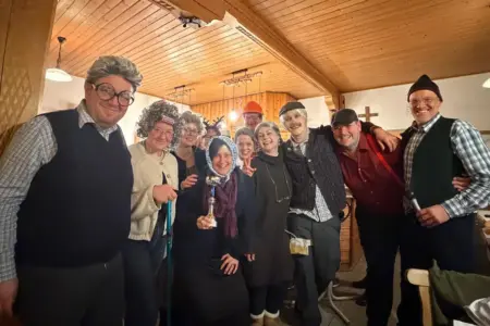 Von der Eis- auf die Kegelbahn Eine Gruppe von Personen posiert in Faschingskostümen