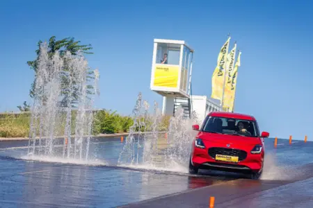 Ein Auto fährt durch eine Wasserwand