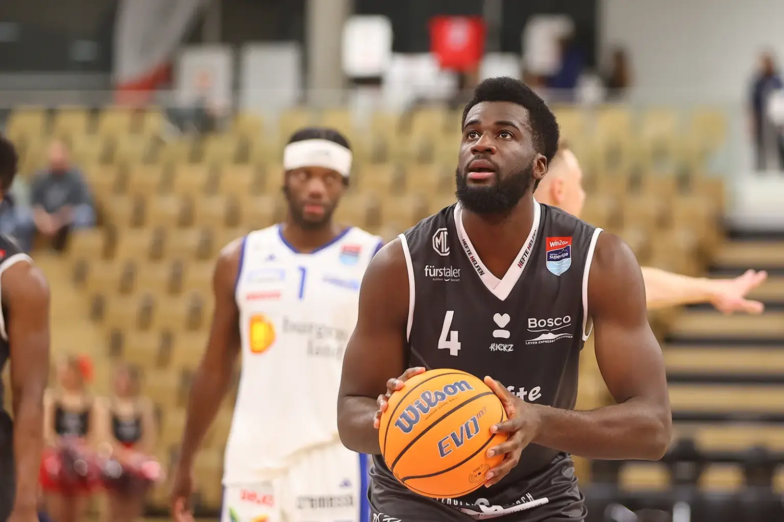 Kapfenberg Bulls feierten einen Heimsieg zum Abschluss Ein Mann mit einem Basketball in der Hand.