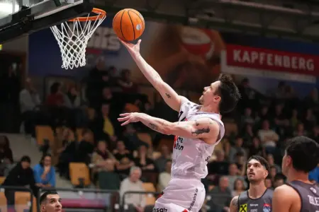 Die Kapfenberg Bulls sind Tabellenführer Ein Mann springt mit einem Basketball in Richtung Korb.