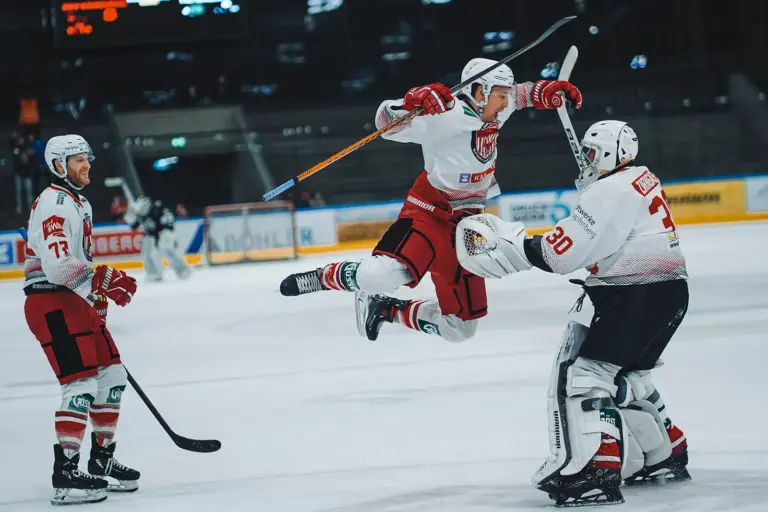 KSV-Kängurus legten vor Ein Eishockeyspieler springt auf dem Eis in Richtung eines anderen Eishockeyspielers.
