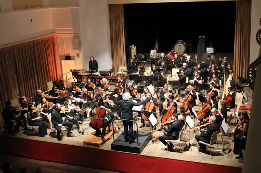 Ein Orchester auf einer Bühne