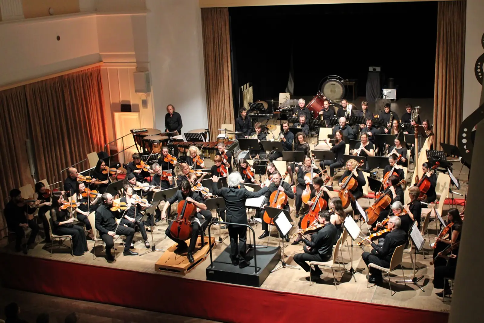 Ein Orchester auf einer Bühne