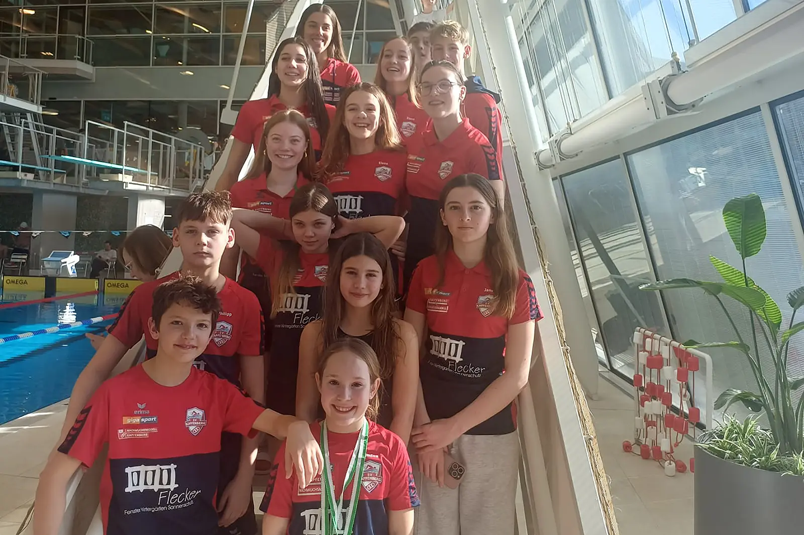 Eine Gruppe von jungen Menschen mit Medaillen.