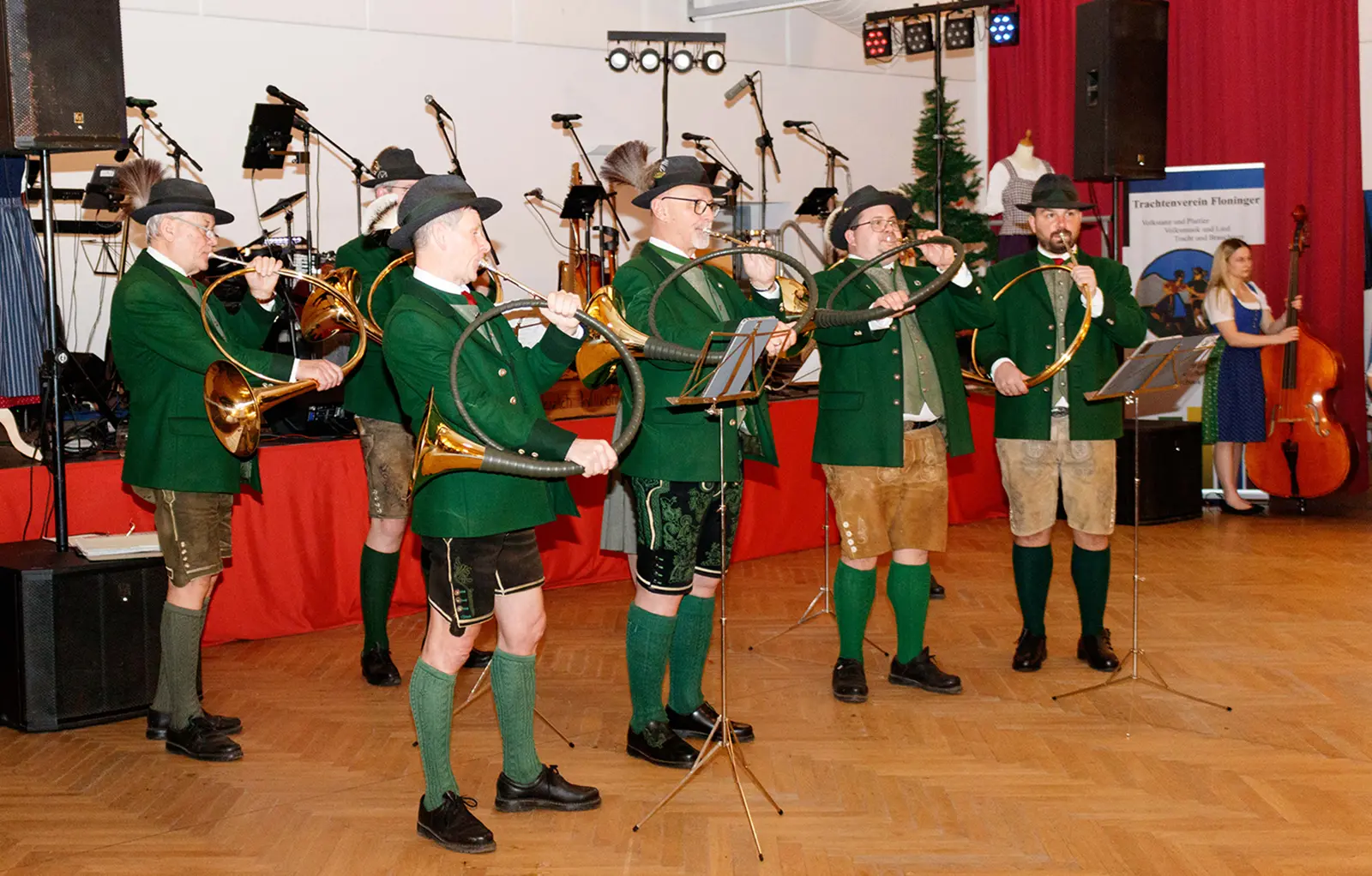 Sechs Männer in Tracht mit Jagdhörnern