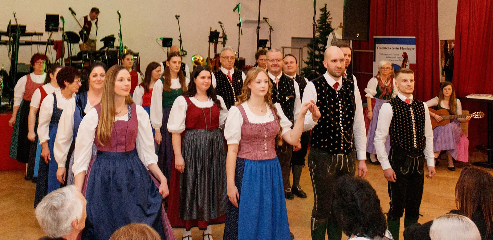 Junge Paare in Tracht beim Tanzen