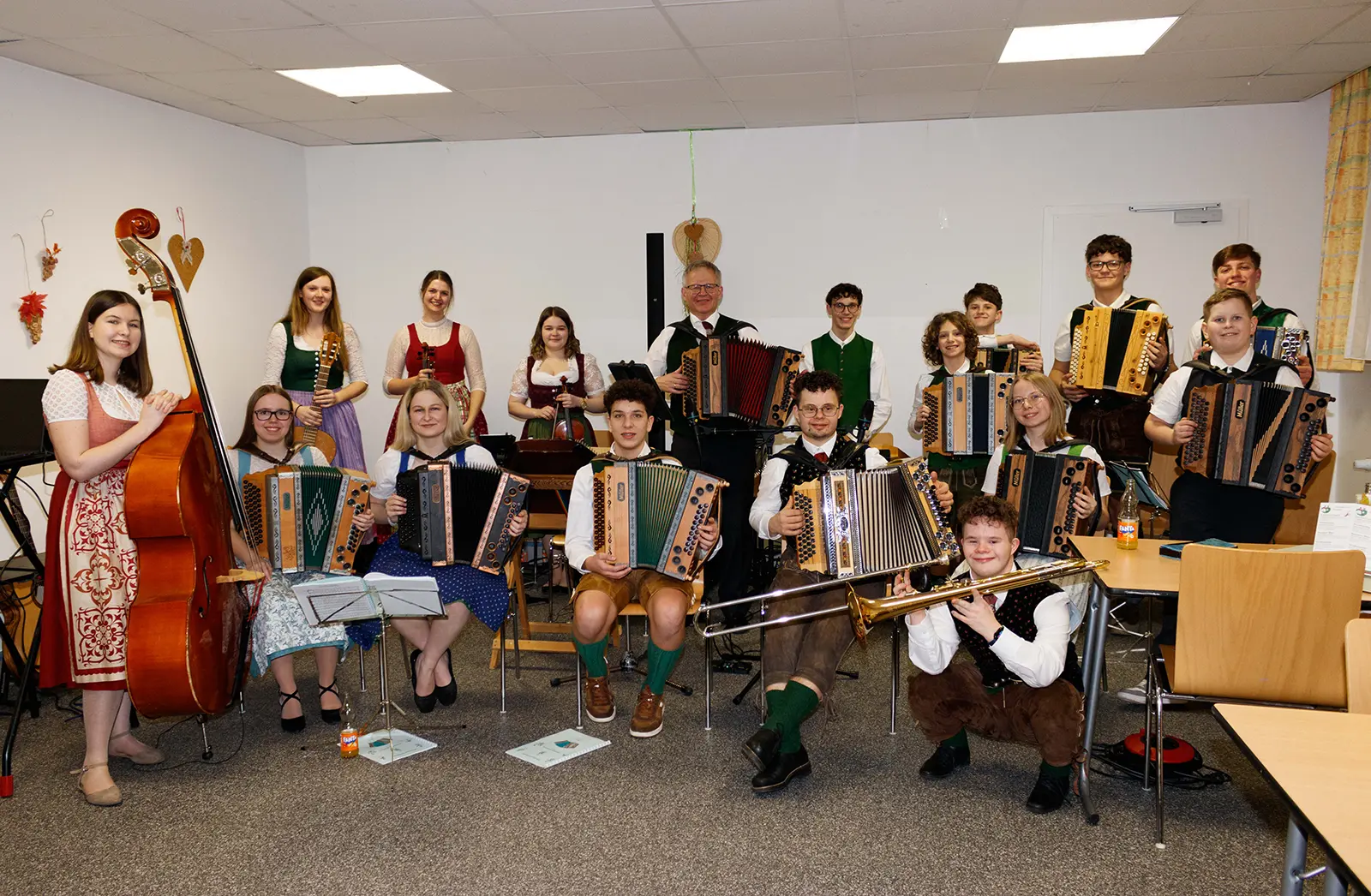 Eine Gruppe von Personen in Tracht mit Musikinstrumenten